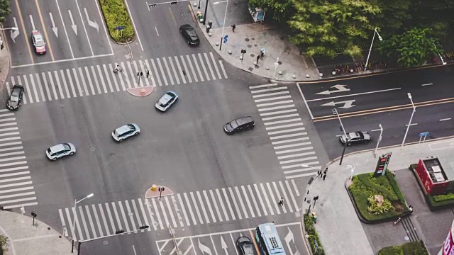 T/L ZI被射过城市街道十字路口视频素材