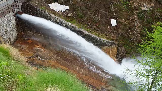 高山人工湖弗雷戈布吉亚湖的大坝泄洪。意大利阿尔卑斯山。意大利。水流湍急，溅到地上视频素材