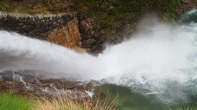 高山人工湖弗雷戈布吉亚湖的大坝泄洪。意大利阿尔卑斯山。意大利。水流湍急，溅到地上视频素材