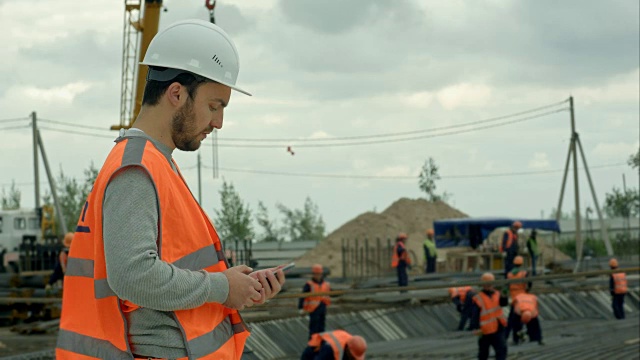 建筑工人在建筑工地打电话视频素材