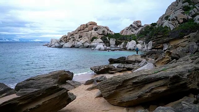 撒丁岛的海岸线，偏僻的海滩和阴天美丽的自然风光视频素材