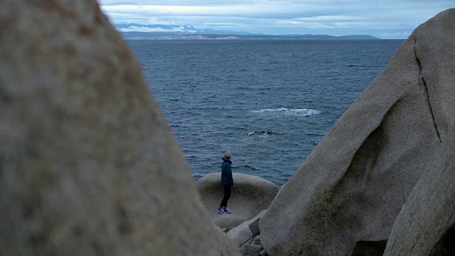 撒丁岛的海岸线，偏僻的海滩和阴天美丽的自然风光视频素材