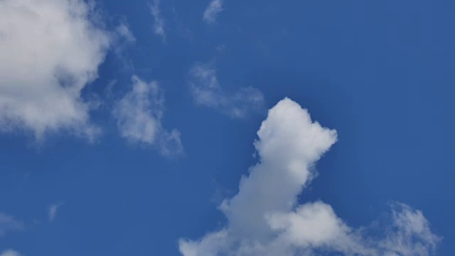 时间流逝白色蓬松的云在蓝天的背景视频素材