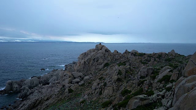 撒丁岛的海岸线，偏僻的海滩和阴天美丽的自然风光视频素材