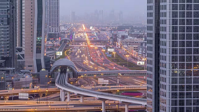 迪拜市中心的天际线昼夜交替和阿联酋谢赫扎耶德的道路交通视频素材