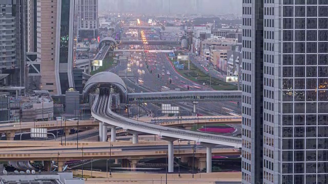 迪拜市中心的天际线昼夜交替和阿联酋谢赫扎耶德的道路交通视频素材