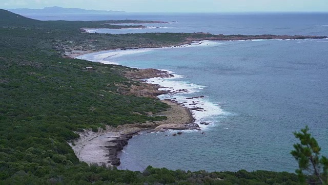 科西嘉岛的海岸线，阴天的海滩和美丽的自然风光视频素材