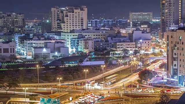 迪拜河地区被现代化的建筑和繁忙的交通街道包围，夜晚时光流逝视频素材