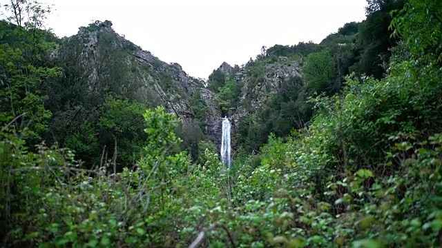 在多云的日子里，科西嘉岛上有河流和瀑布的遥远山谷视频素材