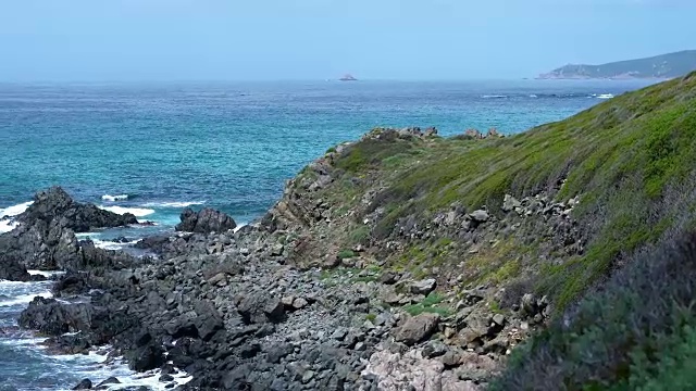 科西嘉岛的海岸线，阴天的海滩和美丽的自然风光视频素材