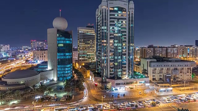 迪拜河地区被现代化的建筑和繁忙的交通街道包围，夜晚时光流逝视频素材