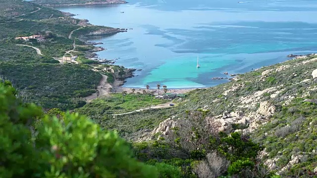 在阳光明媚的日子里，科西嘉岛的海岸线有遥远的海滩和美丽的水晶般清澈的海水视频素材