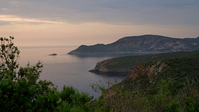 科西嘉岛的海岸线有遥远的海滩和美丽的水晶清澈的水在日落视频素材