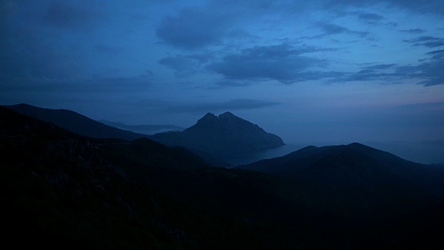 科西嘉岛的海岸线，有遥远的海滩，日落后被雾覆盖视频素材