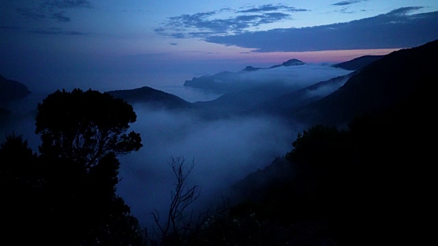 科西嘉岛的海岸线，有遥远的海滩，日落后被雾覆盖视频素材