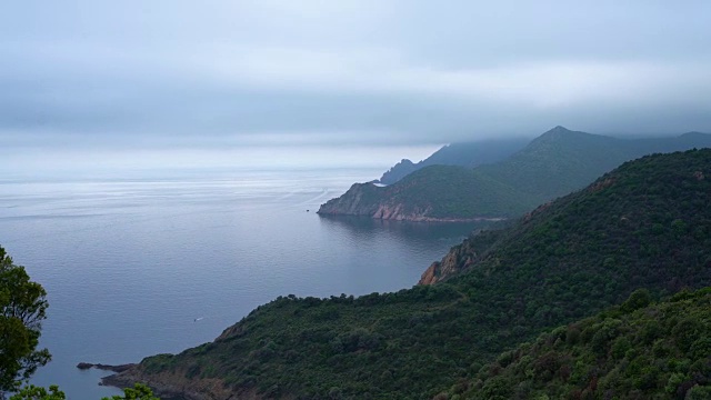 撒丁岛的海岸线与偏远的海湾和美丽的自然在阴天视频素材