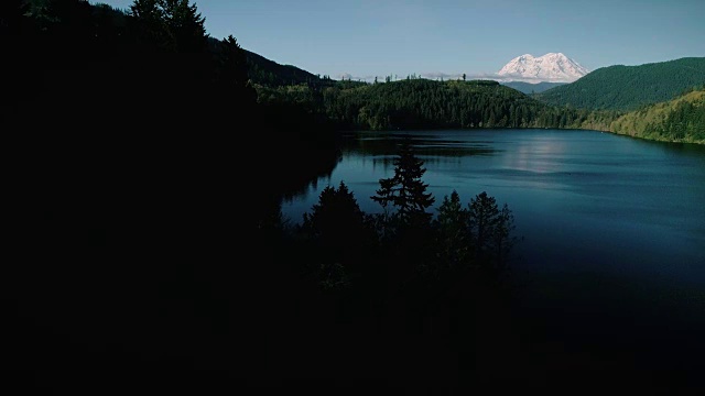 穆迪山雷尼尔湖阴影空中背景视频素材