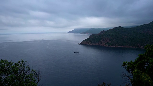 撒丁岛的海岸线与偏远的海湾和美丽的自然在阴天视频素材