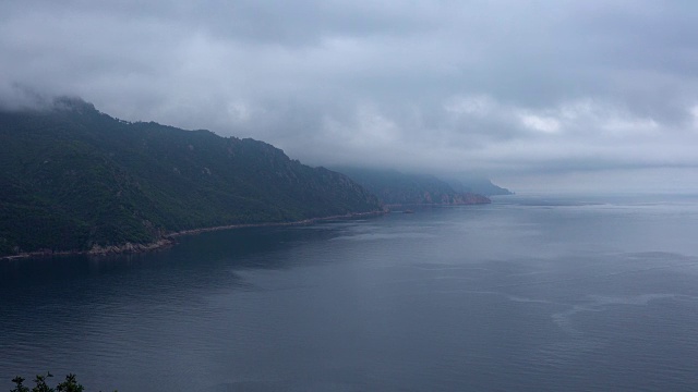 撒丁岛的海岸线与偏远的海湾和美丽的自然在阴天视频素材