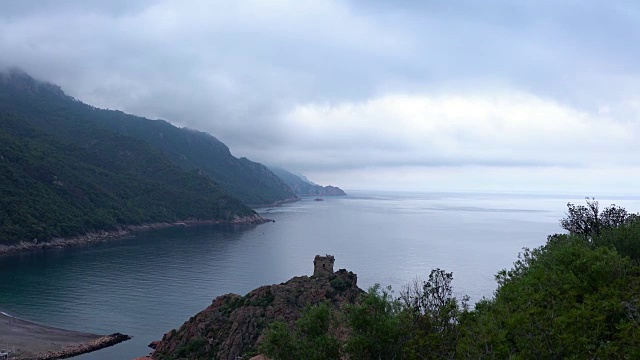 撒丁岛的海岸线与偏远的海湾和美丽的自然在阴天视频素材