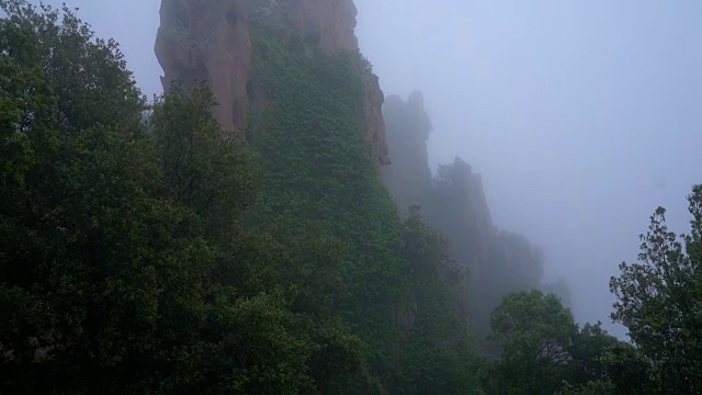 在多云的日子里，科西嘉岛的雾中的岩石形成视频素材