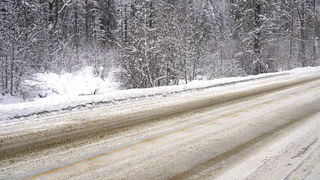 一辆绿色卡车用犁将路面上的积雪移开视频素材