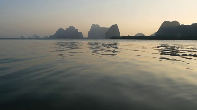 温柔的水面与群山的倒影。冥想的山景视频素材