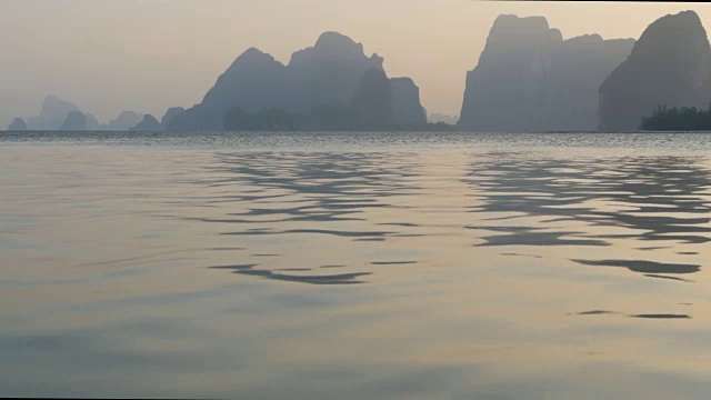 温柔的水面与群山的倒影。冥想的山景视频素材