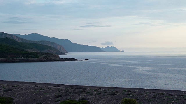 科西嘉岛的海岸线，日落时远处的海滩水视频素材