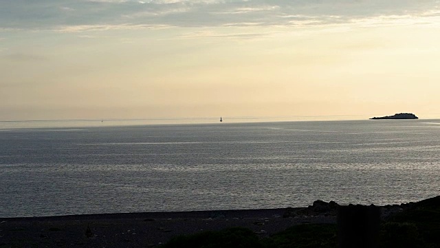 科西嘉岛的海岸线，日落时远处的海滩水视频素材