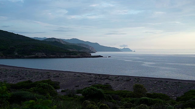 科西嘉岛的海岸线，日落时远处的海滩水视频素材