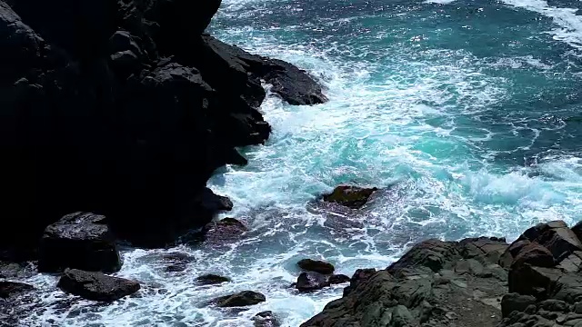 科西嘉海岸的海浪和美丽的自然在阴天的慢镜头视频素材