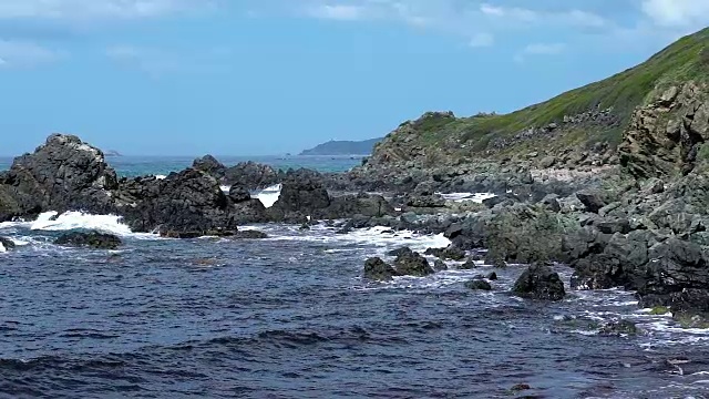 科西嘉海岸的海浪和美丽的自然在阴天的慢镜头视频素材