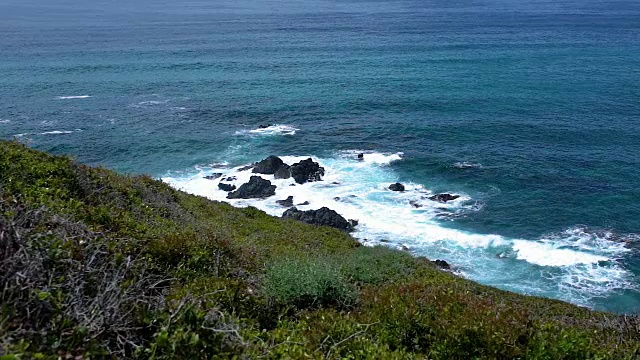 科西嘉海岸的海浪和美丽的自然在阴天的慢镜头视频素材