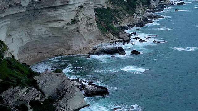 科西嘉海岸的海浪和美丽的自然在阴天的慢镜头视频素材