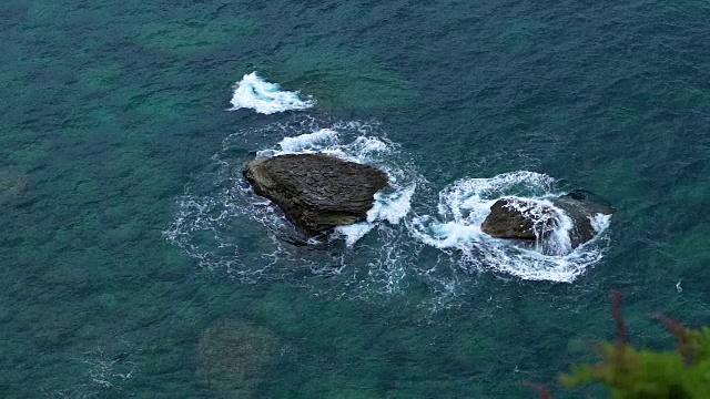 科西嘉海岸的海浪和美丽的自然在阴天的慢镜头视频素材