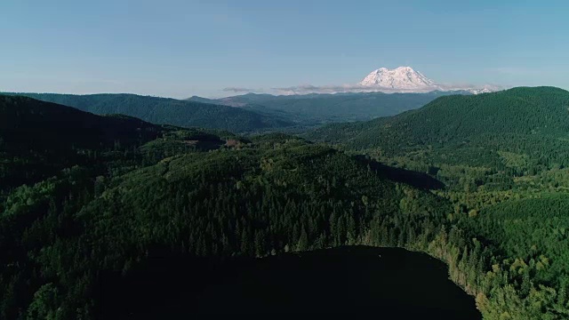 华盛顿绿色森林空中雷尼尔山背景视频素材