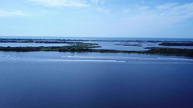 一架无人机在北卡罗莱纳的涛波赛尔海滩附近观察水上滑雪者视频素材