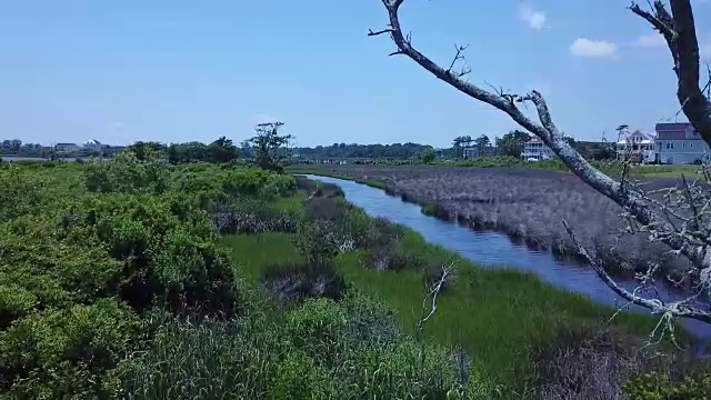 一架无人机飞过北卡罗来纳州霍利里奇的沼泽，飞向一条河流视频素材