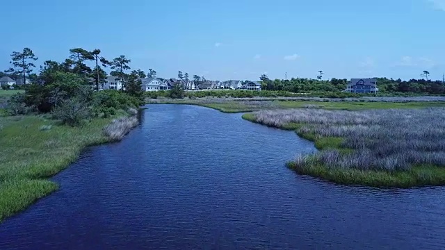 一架无人机飞过北卡罗来纳州霍利里奇水道的沼泽海岸视频素材