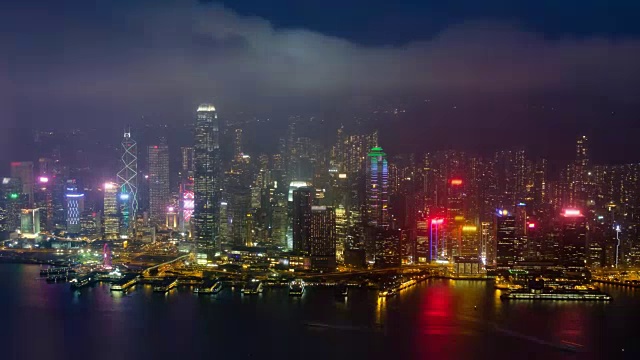 从白天到夜晚，照亮香港的天际线。中国香港视频素材