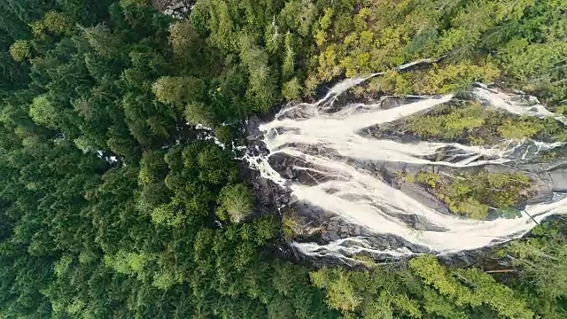 从上到下鸟瞰图多个瀑布下降到热气腾腾的雨林树冠视频素材