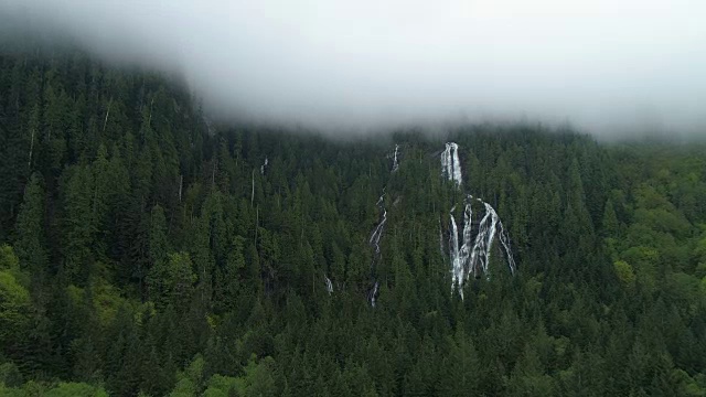 巨大的隐藏雨林瀑布湿雾云鸟瞰图视频素材