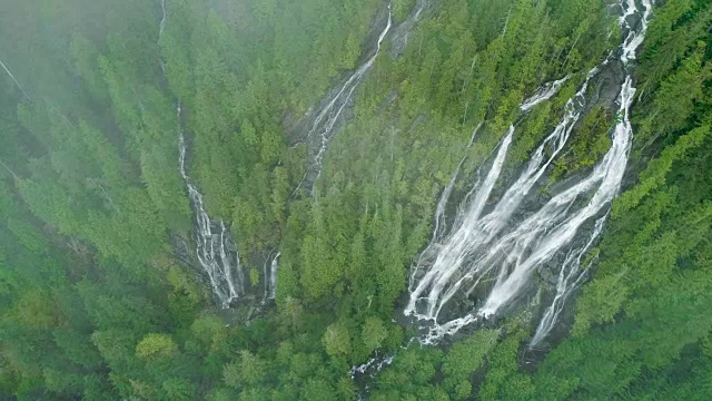 蒸汽云雨林瀑布鸟瞰图视频素材