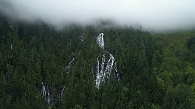 水瀑布山雨林瀑布视频素材