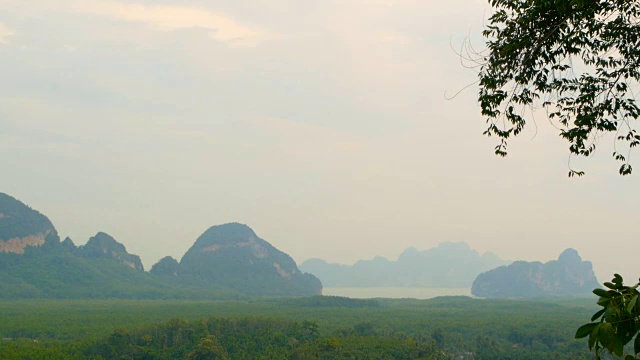 迷雾中神秘的山景视频素材