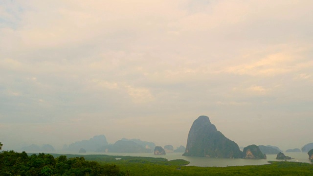 迷雾中神秘的山景视频素材