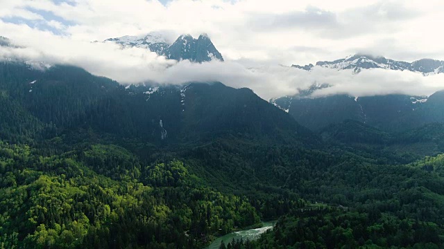 震撼人心的山谷瀑布雾河空中景观视频素材