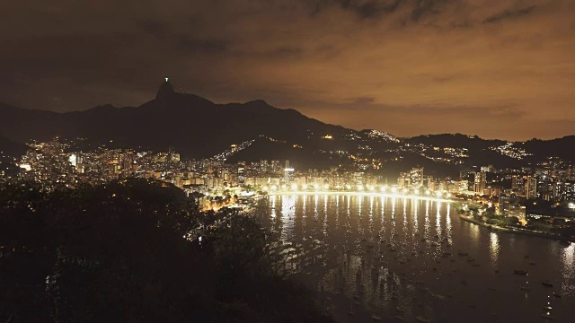 里约热内卢的甜面包山上的博塔弗戈和科尔科瓦多的夜景视频素材