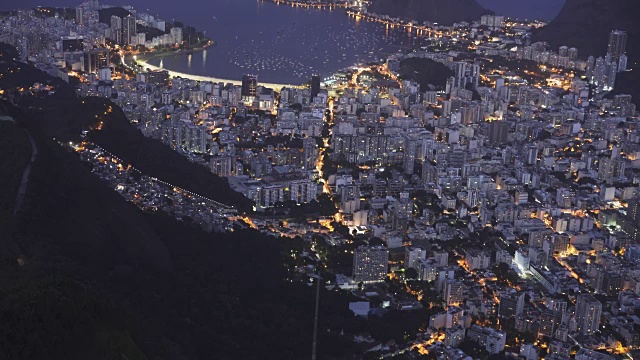 倾斜下来的晚上拍摄的博塔弗戈和面包山在里约热内卢de janeiro，巴西视频素材